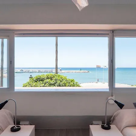 Eden Roc Beachfront Apartment *